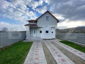 Casa de vanzare, cu 3 camere, 106 mp +2800  mp teren, zona Benic