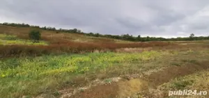 Teren la câteva minute de centrul orașului cu panoramic spre lac