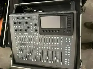 Mixer digital Behringer X32 cu flightcase