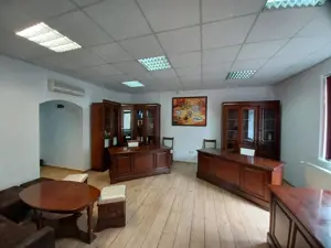 Birou, central, Ady Endre Oradea, 40 mp. 390 E neg. Comision 0