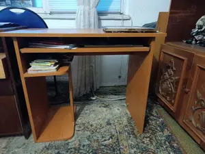  Birou copii, cu suport tastatura, stare buna, dinensiuni 90 50 75 