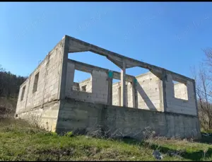 Teren cu casa la stadiul de acoperis si cabanuta