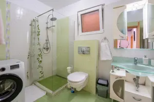 Apartament 3 camere  de inchiriat la casa,terasa și gradina - imagine 9