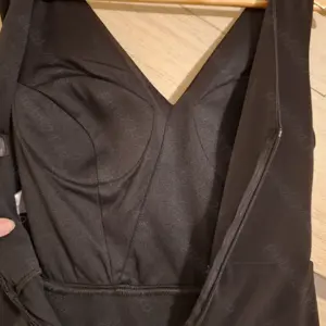 Rochie damă neagră, elegantă - imagine 4