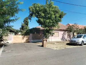 Vând casă în Pecica în zona centrală.