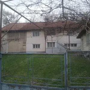 Vând casă bătrânească cu teren