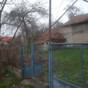 Vând casă bătrânească cu teren - imagine 2