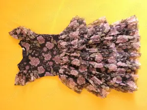 Vand doua rochite marca Waikiki si Smyk