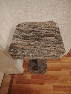 Vând măsuță granit, 70 cm înălțime, 40 40 cm lățime blat