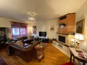 Casă de vanzare, 4 camere, 636 mp teren util ,zona centrală  - imagine 2
