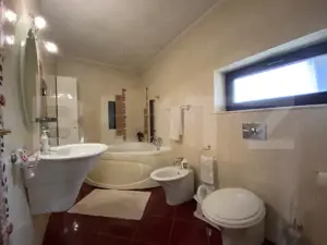 Casă de vanzare, 4 camere, 636 mp teren util ,zona centrală  - imagine 10