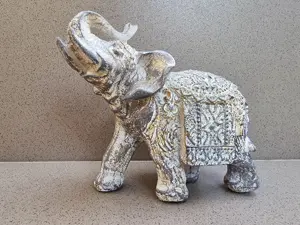 Decoratiune elefant din ghips, cu pietricele