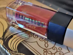 Ruj lichid Bobbi Brown, rosu intens, efect mat