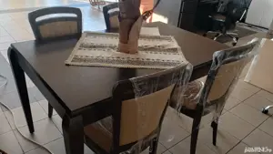 Set masa lemn masiv extensibila + 4 scaune tapițate 