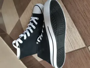 Vând teniși damă noi