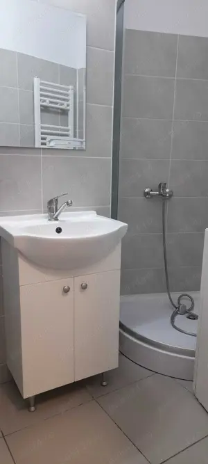  Inchiriez garsonieră modernă și luminoasă ultracentral in Rosiori de Vede  - imagine 7