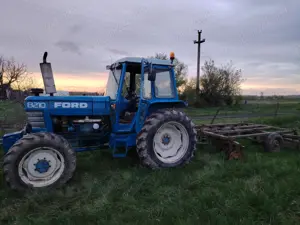 Vând Tractor Ford 8210