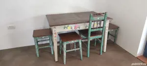 Masa veche taraneasca reconditionata reinterpretata cu motive florale