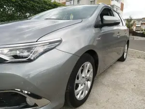 Vând Toyota auris hybrid  - imagine 2