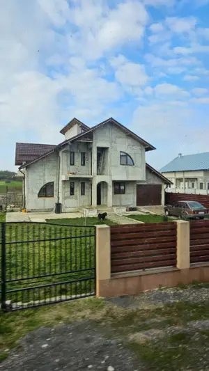 Vand casa in Localitatea Lucieni