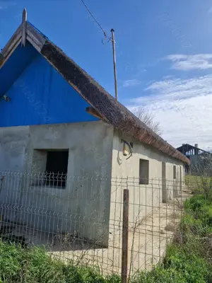 Pensiune gri teren 2240 m2 ,casa 563m2 75000 eur ,teren 1677m2 50000 eur, acces auto DJ222N