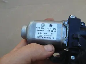 Motoras stergator haion 5j7955711A Skoda fabia 2 - imagine 2