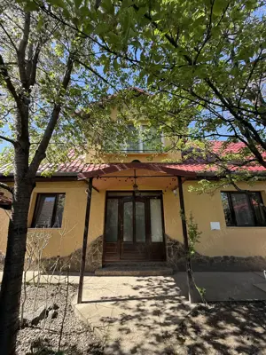 Casă spațioasă 188 m  cu 5 camere și anexă