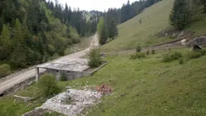 Vând teren  la munte