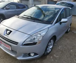 Peugeot 5008 din 2010 - imagine 7