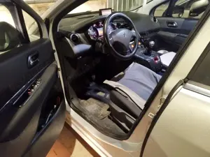Peugeot 5008 din 2010 - imagine 2