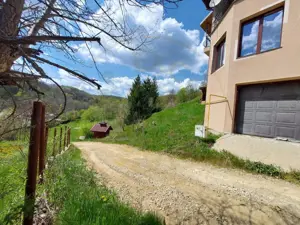 Casa imbratisata de padure - Valea Ursului, Bascov - imagine 19