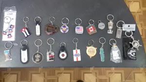 Lingurite, insigne, embleme, brelocuri si diverse-pentru colectie   - imagine 2