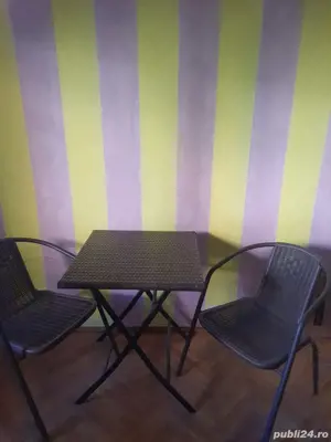 Masă ratan,dimensiuni ,60x60 înălțime 71cm cu 2 scaune ratan înălțime șezut 41 cm. Noi