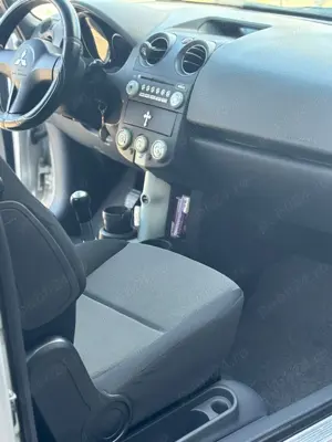 Vând Mitsubishi Colt 1,3 benzina CZT an fabricație 2007 si are 176430  km reali - imagine 4