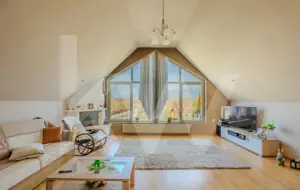 Casă deosebită în Avrig – Central, cu livadă, grădină și vedere spre munți