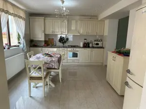 Casa de vanzare zona targul saptamanal - imagine 2