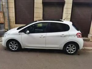 Vând Peugeot 208 1.2  12VTI  - imagine 4 Vând Peugeot 208 1.2  12VTI  - imagine 4