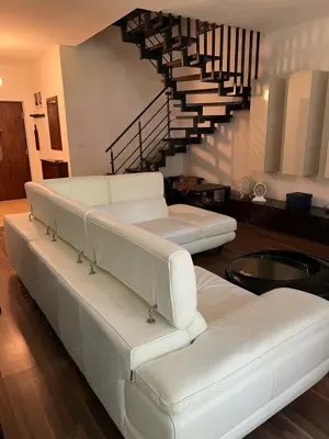 3 cam pe 2 niveluri cu scara interioaa Complex RING loc de parcare