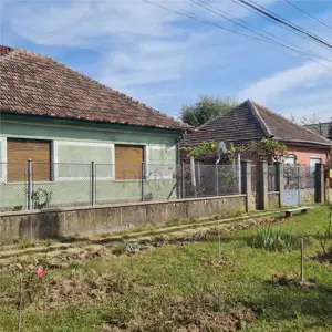 Casa caramida plus o casa de vaiuga - teren generos 1400 mp - doua fronturi stradale - zona excelent