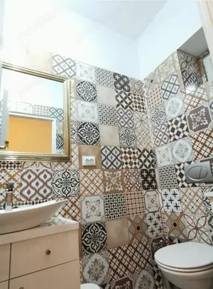 Apartament de inciriat compus din dormitor, baie, bucatarie zona centrala