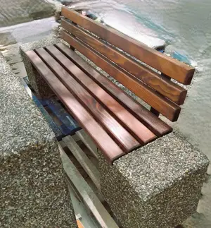 Banca din beton aspect piatra naturala cu sezut si spatar din lemn