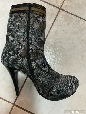 Cizme captusite piele int-ext,platforma 3 cm,alb-negru,mar 39,
