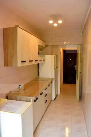 Apartament de vanzare, cu 3 camere, 52 mp, zona Pajura