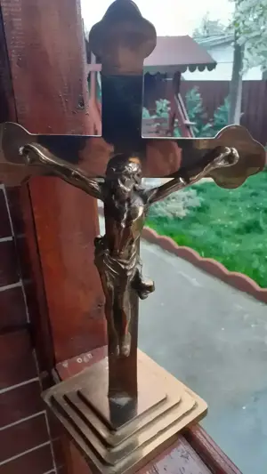 Crucifix cu Isus Hristos din bronz masiv.