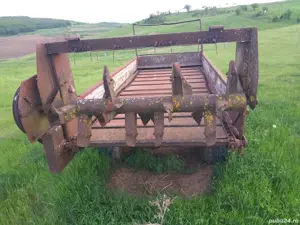 Remorca de împrăștiat gunoi de grajd 