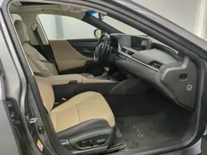 Lexus Seria ES 300h, CAP. CIL.-  2.5 Hybrid, 222CP, An- 2019. - imagine 8 Lexus Seria ES 300h, CAP. CIL.-  2.5 Hybrid, 222CP, An- 2019. - imagine 8