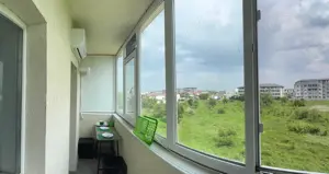 Garsonieră cu geam la baie - imagine 5