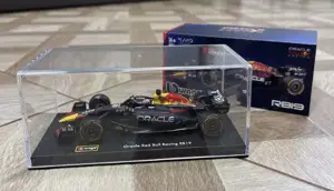 Macheta Formula 1 RedBull RB19 Max Verstappen 1 43 cu pilot