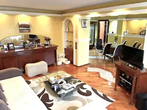 93.900 Euro Apartament 3 camere, decomandat, etaj 2, CASA ROSIE.