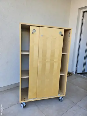 Dulap pe roți cu uşi glisante - practic, modern, calitate premium.